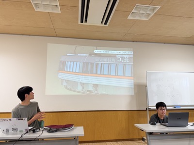 特急しなのの3Dモデリングをプレゼンする様子