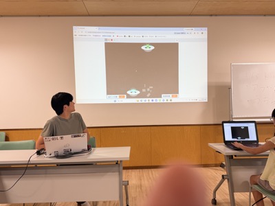 宇宙のUFOゲームを発表している様子