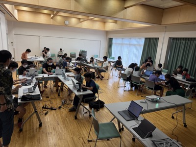 2階の大会議室での開発タイム